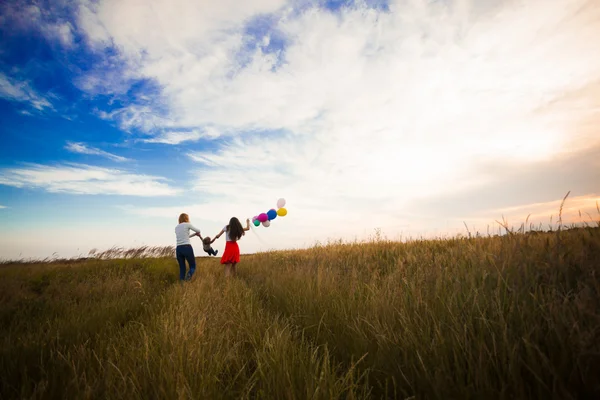 Aile sahada yürüyor.