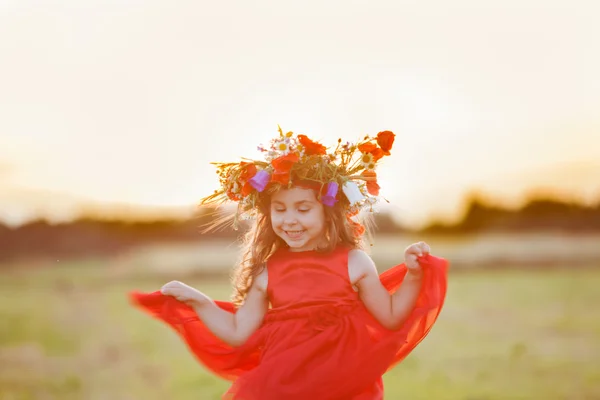 Bailando en el campo — Foto de Stock