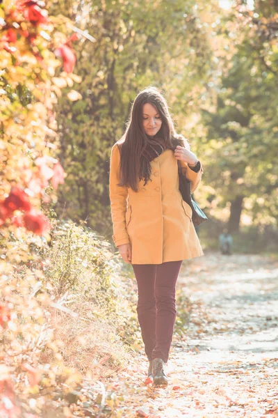 Femme dans le parc automnal — Photo