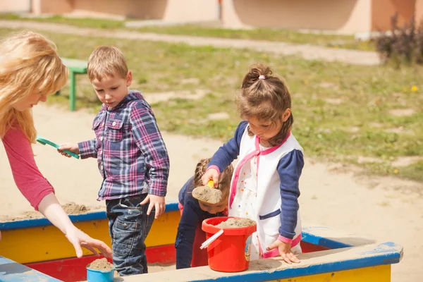 Spielen im Sandkasten — Stockfoto