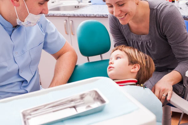 Mamá y su pequeño hijo visitando al dentista — Foto de Stock