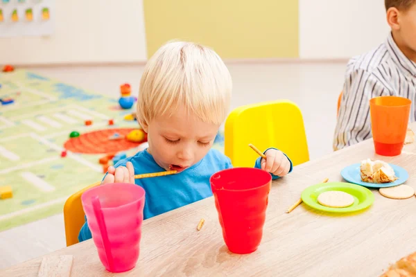 Déjeuner en jardin d'enfants — Photo