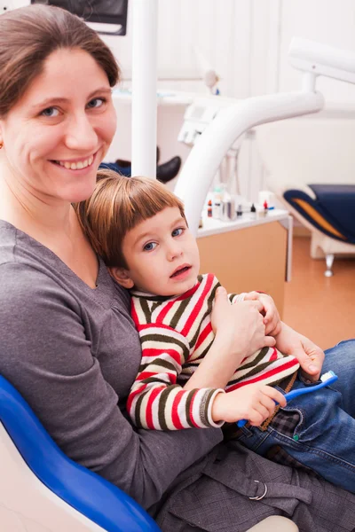 Mamá y su pequeño hijo visitando al dentista —  Fotos de Stock