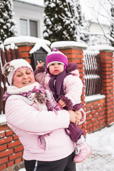 Grootmoeder met kleindochter voor een wandeling — Stockfoto