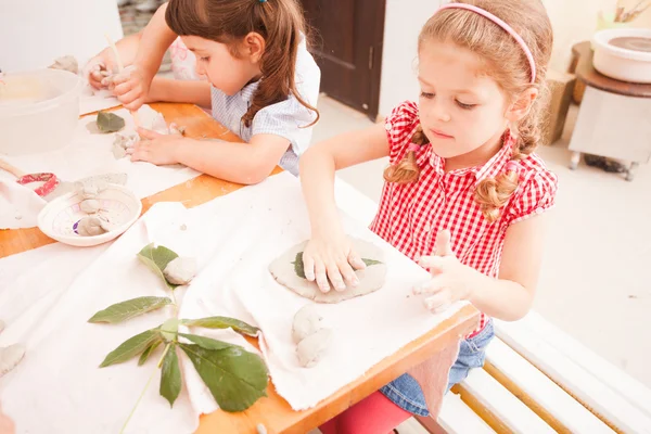 Gelukkige kinderen zijn bezig met het modelleren van klei — Stockfoto