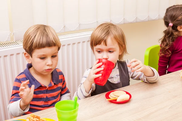 Déjeuner en jardin d'enfants — Photo