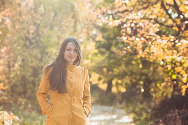 Femme dans le parc automnal — Photo