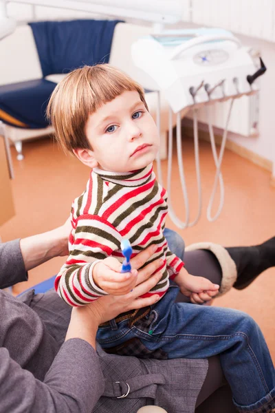 Mom and her little son visiting the dentist — Stock Photo, Image