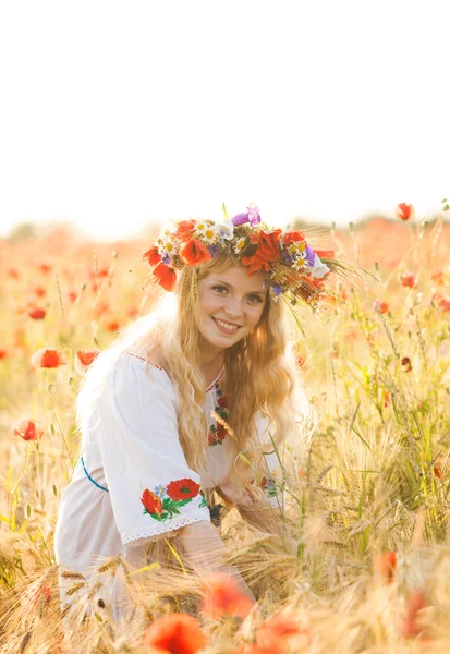 Κορίτσι σε χωράφι με παπαρούνες — Φωτογραφία Αρχείου