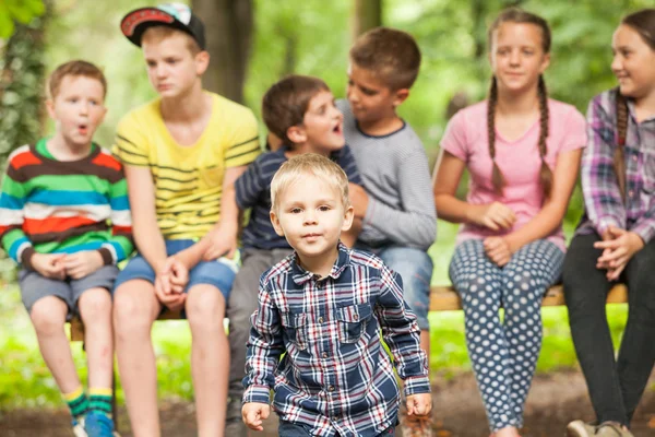 Grupp barn utomhus — Stockfoto