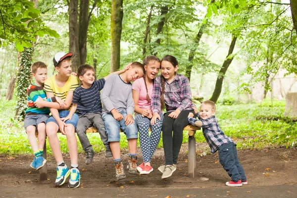 Kinder auf der Bank — Stockfoto