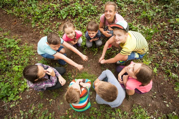 Niños divirtiéndose al aire libre — Foto de Stock