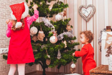 Noel'de iki kız Oda dekore edilmiştir.