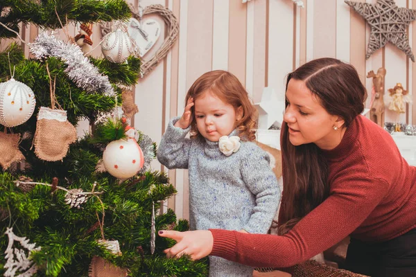 Mamá e hija decorando el árbol de Navidad —  Fotos de Stock