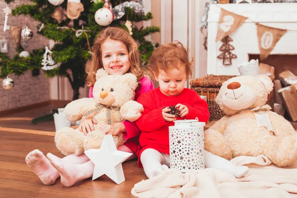 Duas irmãs no quarto decorado de Natal — Fotografia de Stock