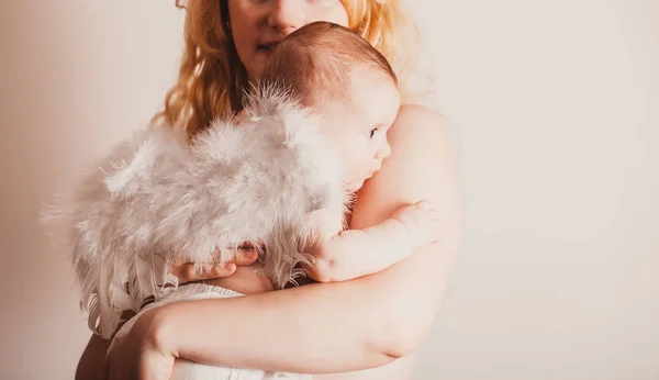 Retrato de mamá con su ángel bebé — Foto de Stock