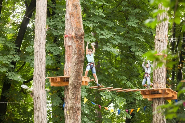 Kind auf Abenteuerspielplatz — Stockfoto