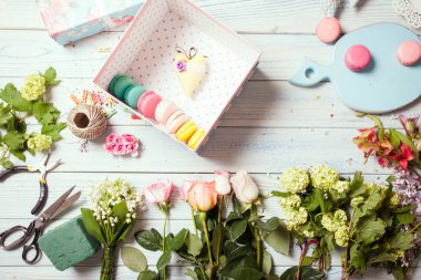 Çiçekler ve bademli kurabiye kutusu