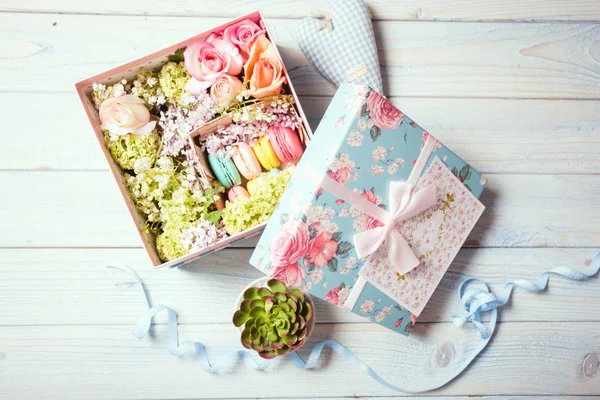 Virágok és macaroons doboz — Stock Fotó