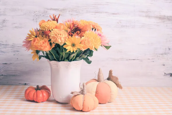 Décor d'automne sur la table — Photo
