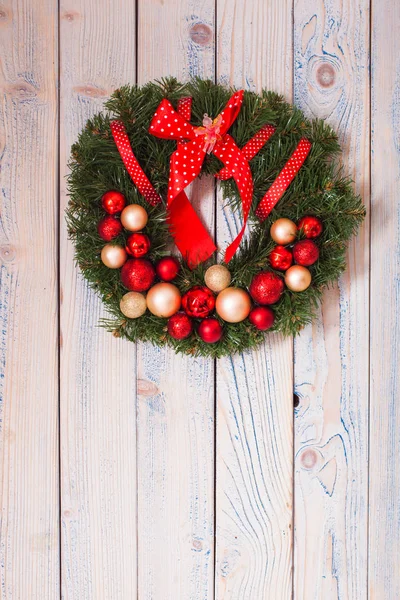 Corona de Navidad en la pared —  Fotos de Stock