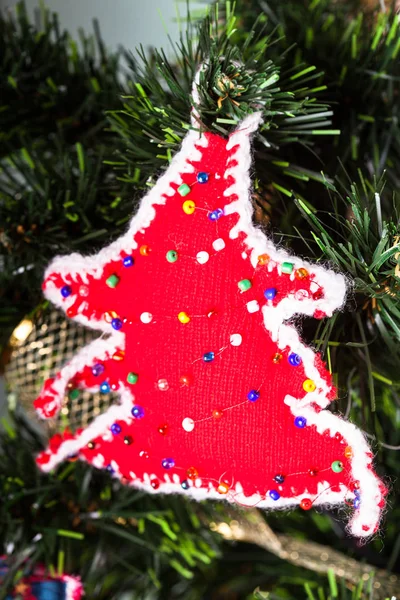 圣诞树上的针织的玩具 — 图库照片