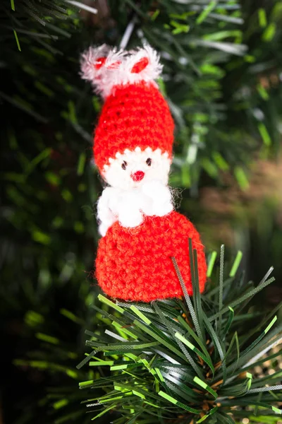 Juguete de punto en árbol de Navidad — Foto de Stock