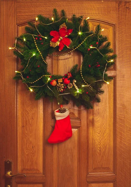 Corona de Navidad en la puerta —  Fotos de Stock