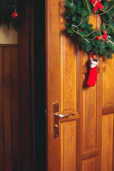 De kroon van Kerstmis op deur — Stockfoto