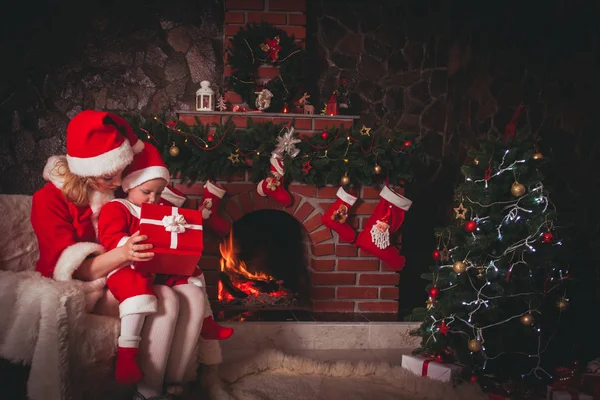 Madre e figlio vicino al camino di Natale — Foto Stock