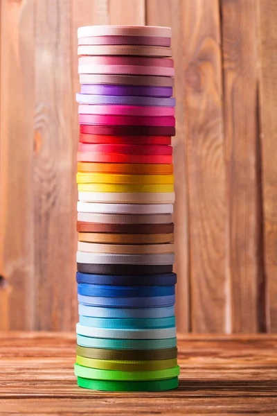 Bobinas de cinta en la mesa — Foto de Stock
