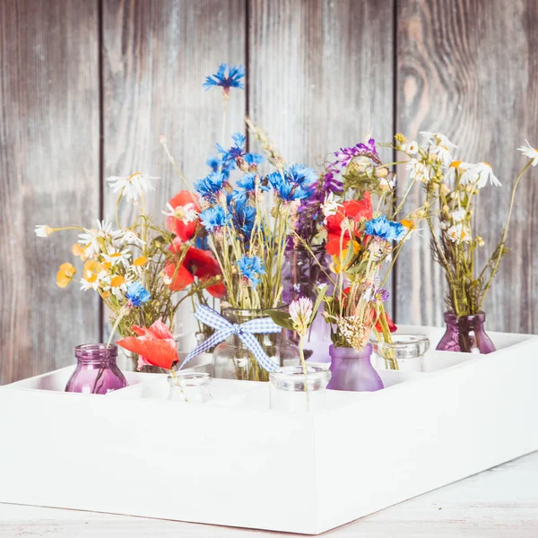 Fiori di campo in bottiglia — Foto Stock