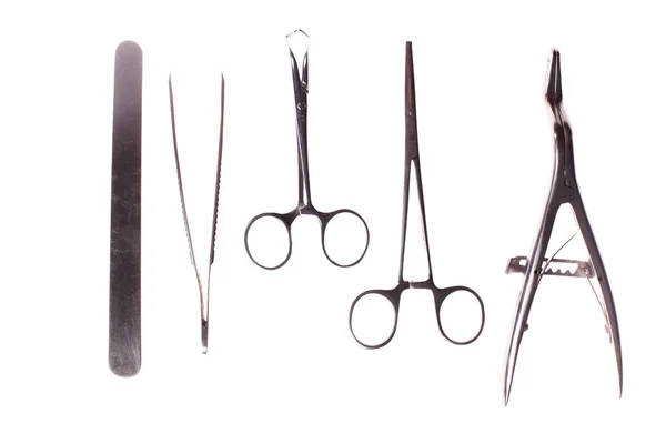 Хирургические инструменты, изолированные на белом — стоковое фото