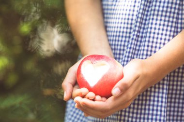 kalp şeklinde Kırmızı elma