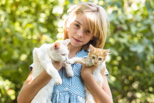 Menina jogar com gatinho — Fotografia de Stock