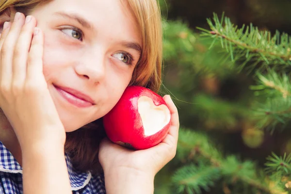 Czerwone jabłko z kształt serca — Zdjęcie stockowe