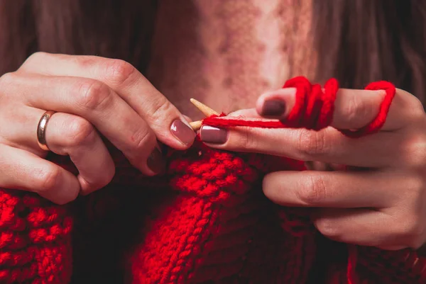Женские руки вяжут свитер — стоковое фото