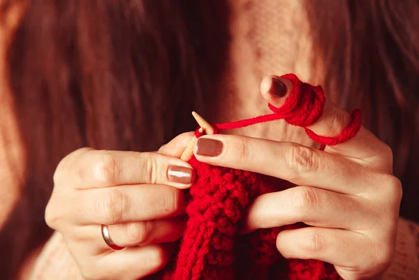 Female hands knits sweater — Stock Photo, Image