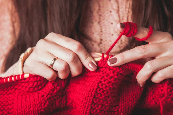 Mãos femininas malha camisola — Fotografia de Stock