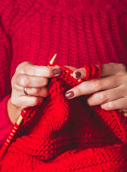 Female hands knits sweater — Stock Photo, Image