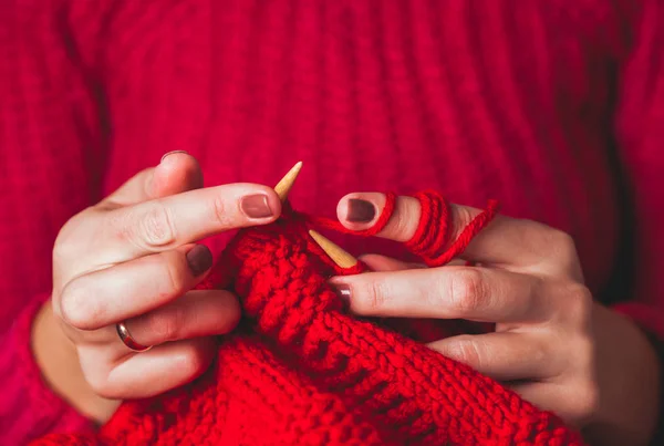Női kezek kötögetni pulóver — Stock Fotó