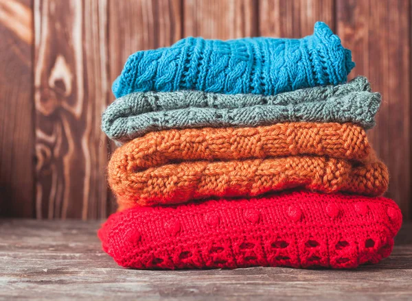 Örme elbise yığını