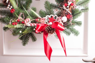 Kırmızı ve beyaz Noel çelenk