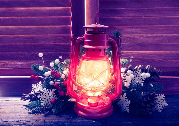 Lámpara de queroseno en la noche de Navidad —  Fotos de Stock