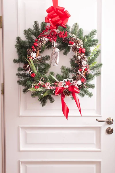 Red and white Christmas wreath — Stock Photo, Image