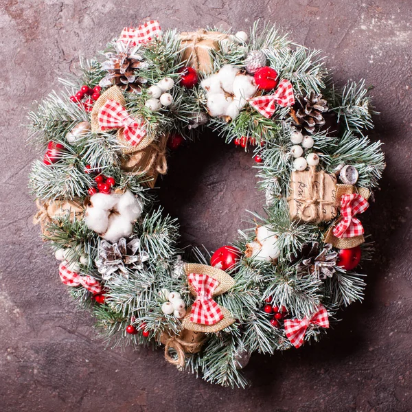 Rode en witte kerst krans — Stockfoto