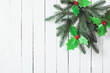 Holly ve köknar twigs ahşap duvar