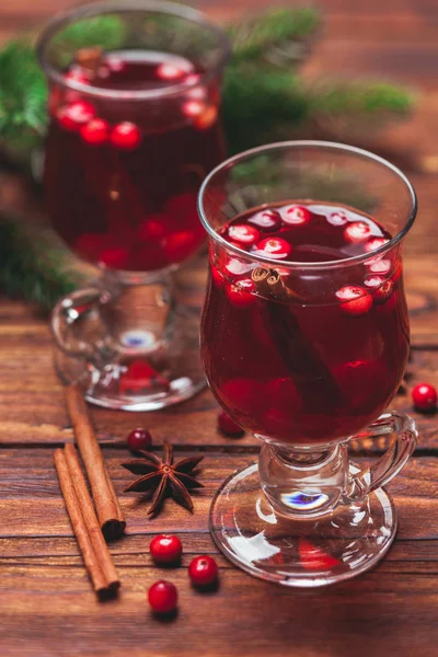 Vinho amassado com cranberries. Bebida de inverno — Fotografia de Stock