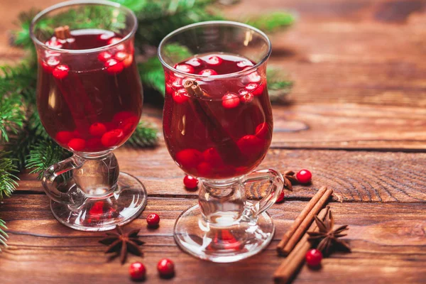 Vinho amassado com cranberries. Bebida de inverno — Fotografia de Stock