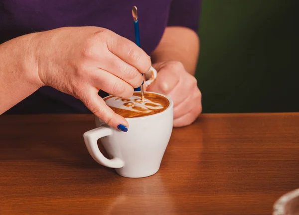 Latte art sur la tasse — Photo
